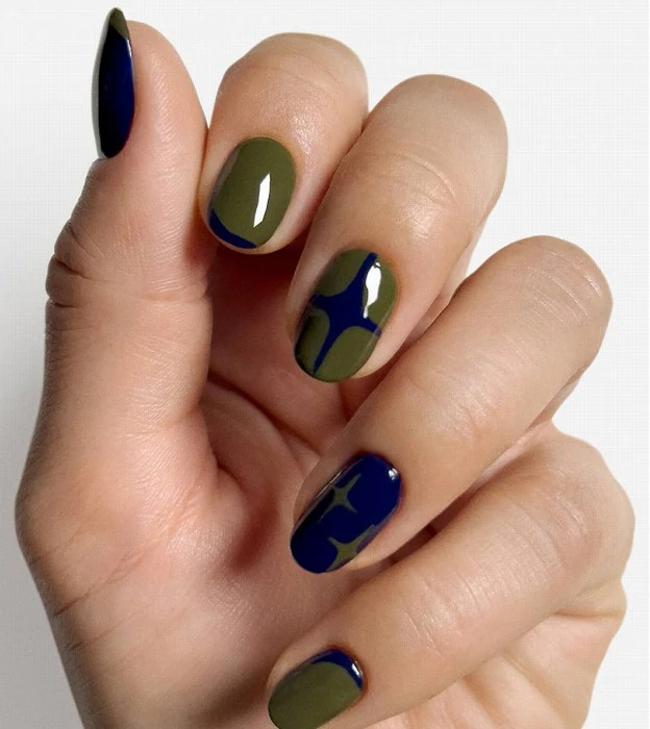 Manicuras geométricas y galácticas en verde y azul, las propuestas de Essie para este otoño.