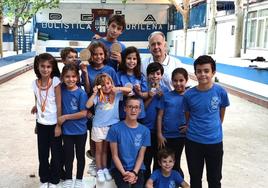 Alumnos de la escuela de la peña Madrileña tras el concurso de birle celebrado este año.