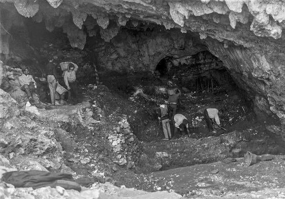 Desarrollo de las primeras excavaciones arqueológicas realizadas en la cueva de El Castillo, en Puente Viesgo, entre 1910 y 1914.