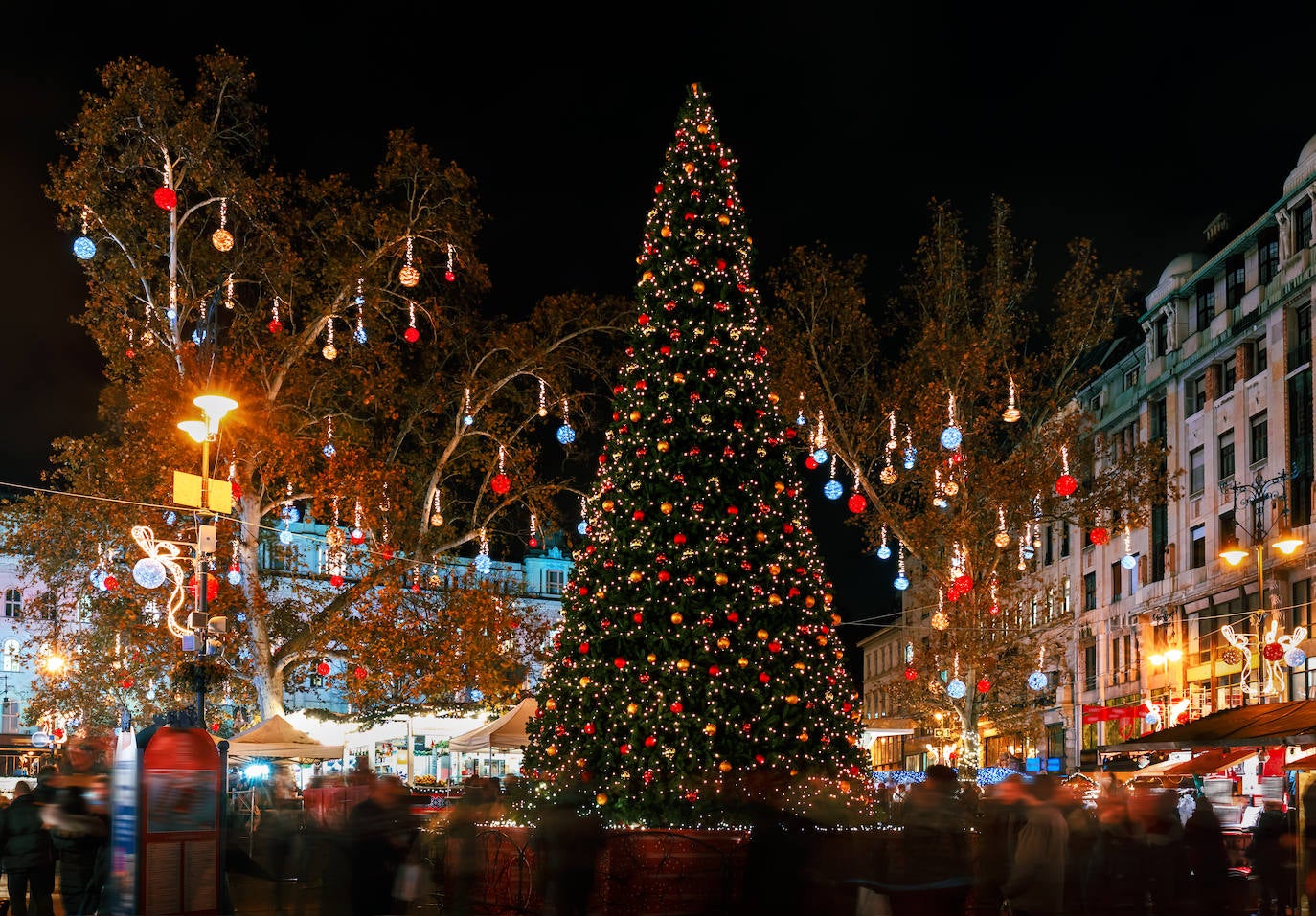 En Budapest colocan un gran árbol frente al Parlamento húngaro, desde donde se despliegan guirnaldas de luces que iluminan la noce. Además de embellecer el edificio de la Cámara, otros monumentos de la ciudad también se iluminan durante toda la temporada navideña, convirtiendo a Budapest en uno de los destinos europeos más destacados para sumergirse en el espíritu navideño.