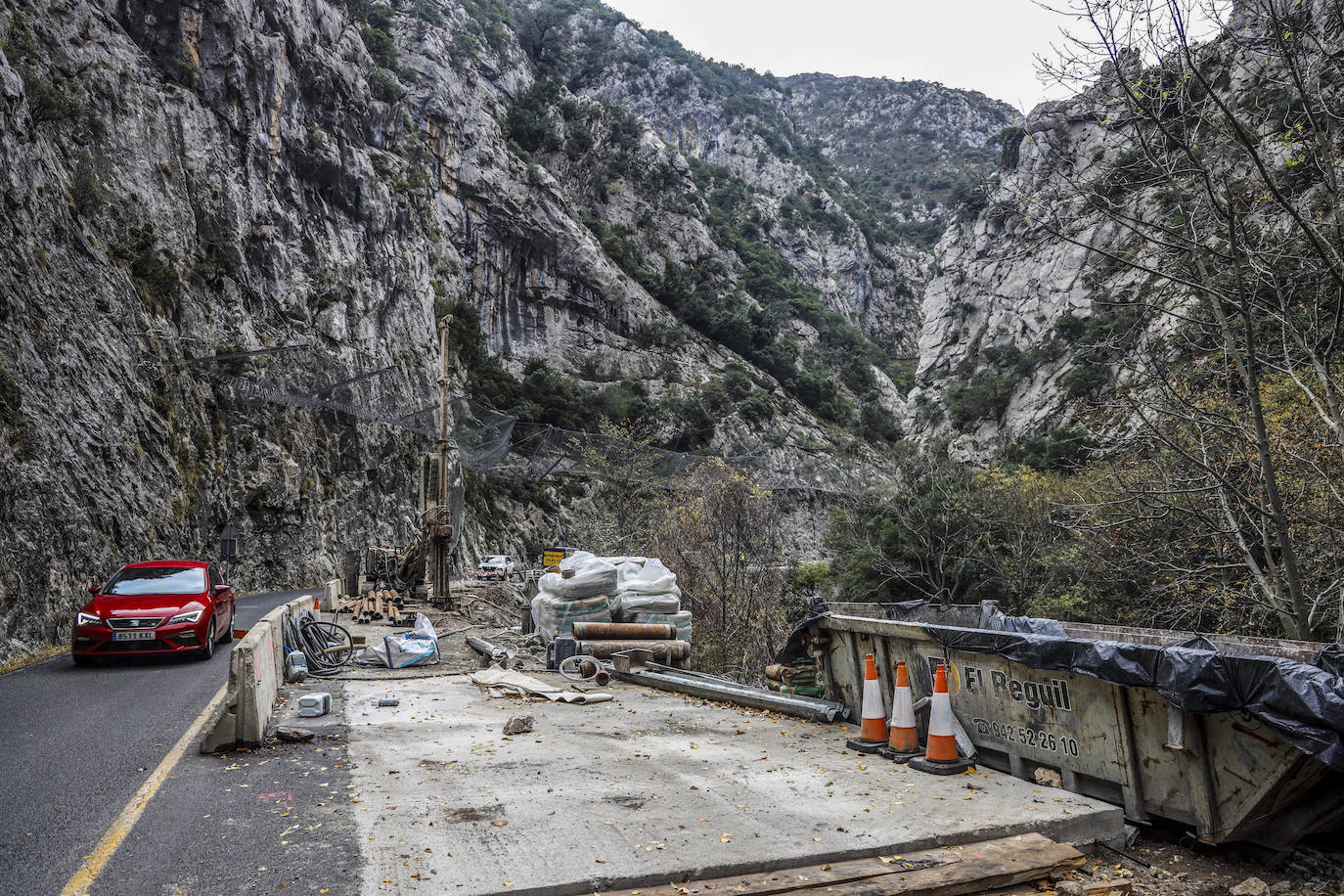 En junio de 2022 se iniciaron en la N-621 las obras de mejora integral de la carretera que discurre entre la localidad cántabra de Castro Cillorigo y la asturiana de Panes, el Desfiladero de La Hermida.