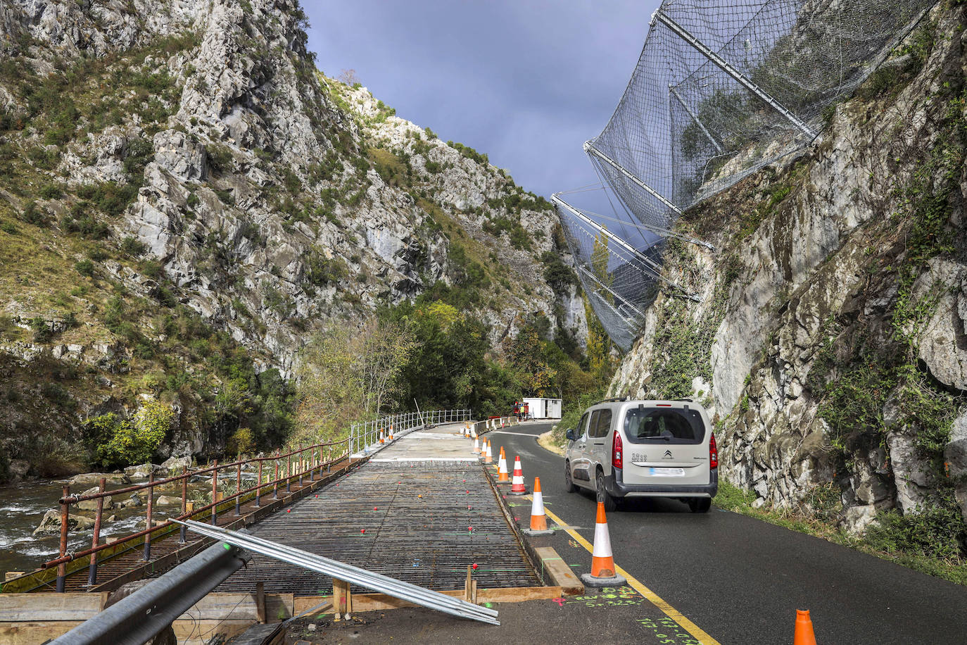 Los voladizos sobre el río Deva permiten incrementar la anchura de la carretera cerca de dos metros.