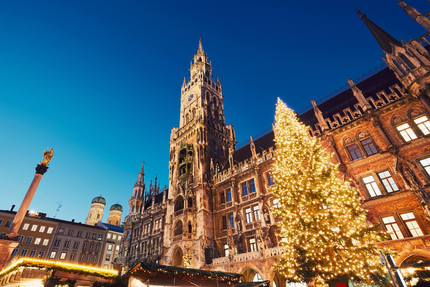 Desde el siglo XIV, el Christkindlmarkt original de Múnich ha sido una tradición arraigada, encontrando su hogar en la Marienplatz desde 1972. Después de un paréntesis de dos años, el mercado volvió en 2022 con 135 puestos repletos de mercancías y delicias gastronómicas. Este año, el árbol de Navidad que adorna la Marienplatz en 2023 es un majestuoso abeto serbio de 25 metros de altura. Este regalo con más de 50 años proviene de la comunidad de Königsdorf (Tierra de Tölzer) y fue colocado con ceremonia el 8 de noviembre. La inauguración del mercado navideño el 27 de noviembre de 2023 marcará el estreno de aproximadamente 3,000 velas LED, que iluminarán diariamente el espaci hasta el 6 de enero de 2024.