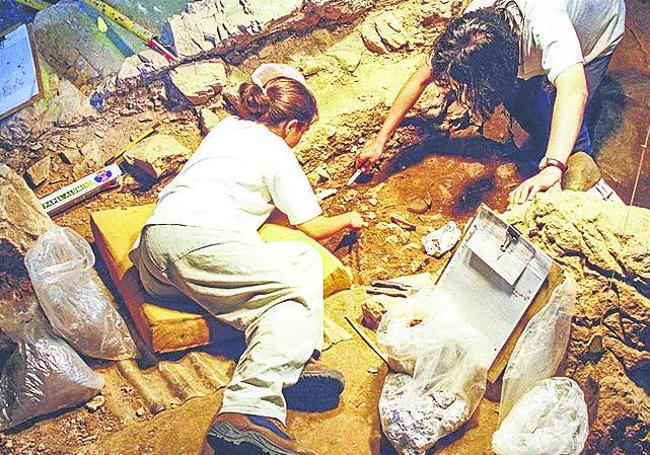 Excavaciones arqueológicas en el interior de la cavidad.