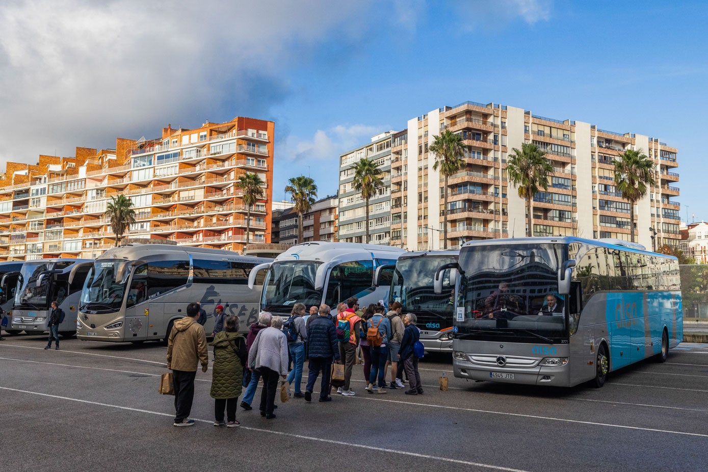 Autobuses para ransportar a los pasajeros del crucero de lujo desde Santander. 