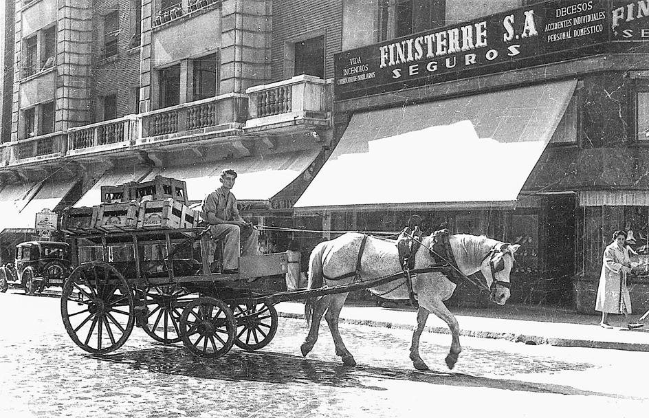 El repartidor de gaseosas, uno de los últimos carros tirados por caballo. Año 1960.