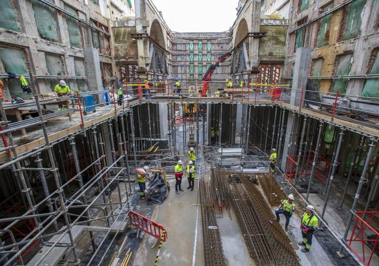 Con la fachada siempre exenta, los trabajos se centran en levantar la estructura tras ejecutar todas las cimentaciones y el cierre estanco que protege al edificio de las aguas subterráneas.