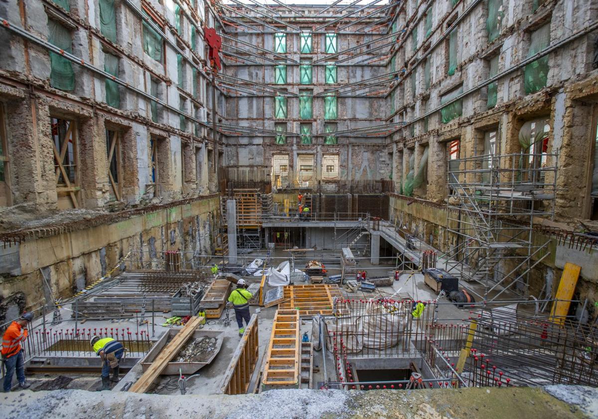 Imagen principal - Vistas general y parcial, tomadas esta misma semana, de las obras del futuro espacio cutural y de ocio que se levanta donde se ubicó la histórica sede de Banco Santander. 