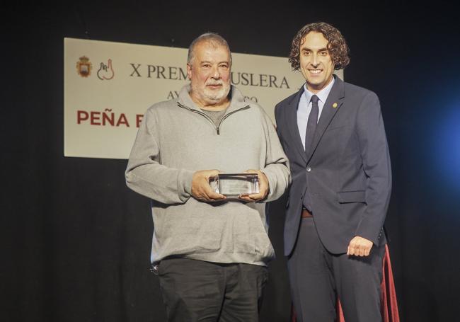 El alcalde de Astillero, Javier Fernández Soberón, entrega el Premio Muslera al presidente de la Madrileña, Alfonso Aspiazu.