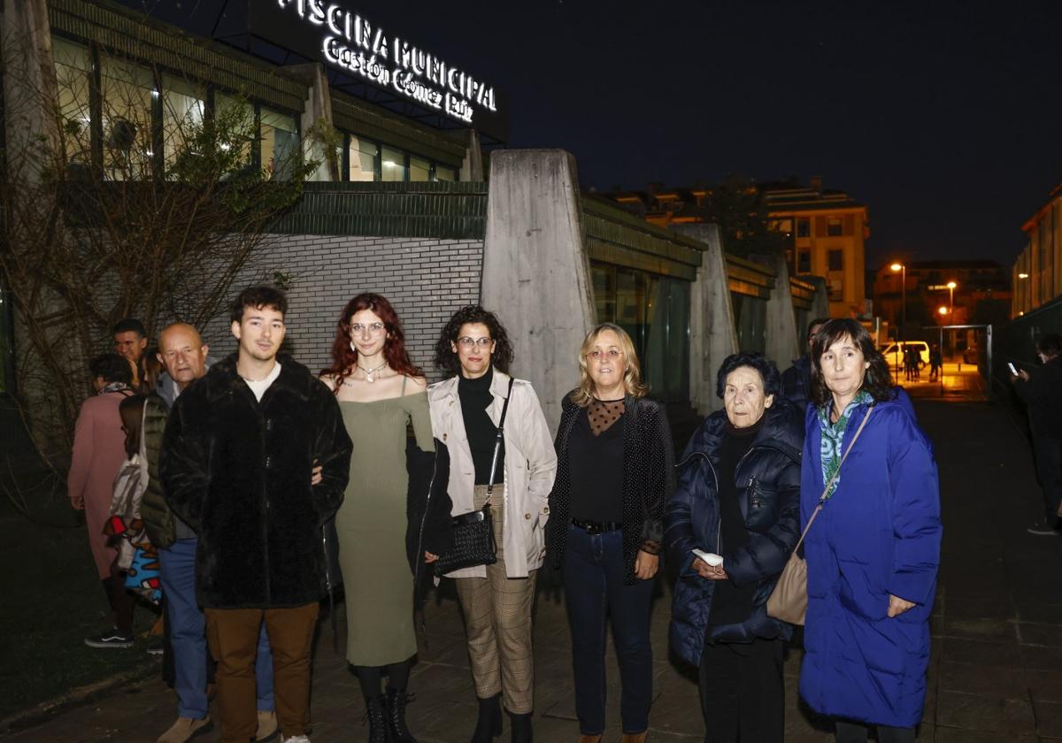 En el centro, la alcaldesa de Cayón, Pilar del Río, rodeada por la familia de Gastón Gómez en el homenaje.