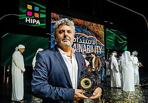 El fotógrafo cántabro Antonio Aragón Renuncio, tras recoger el premio.