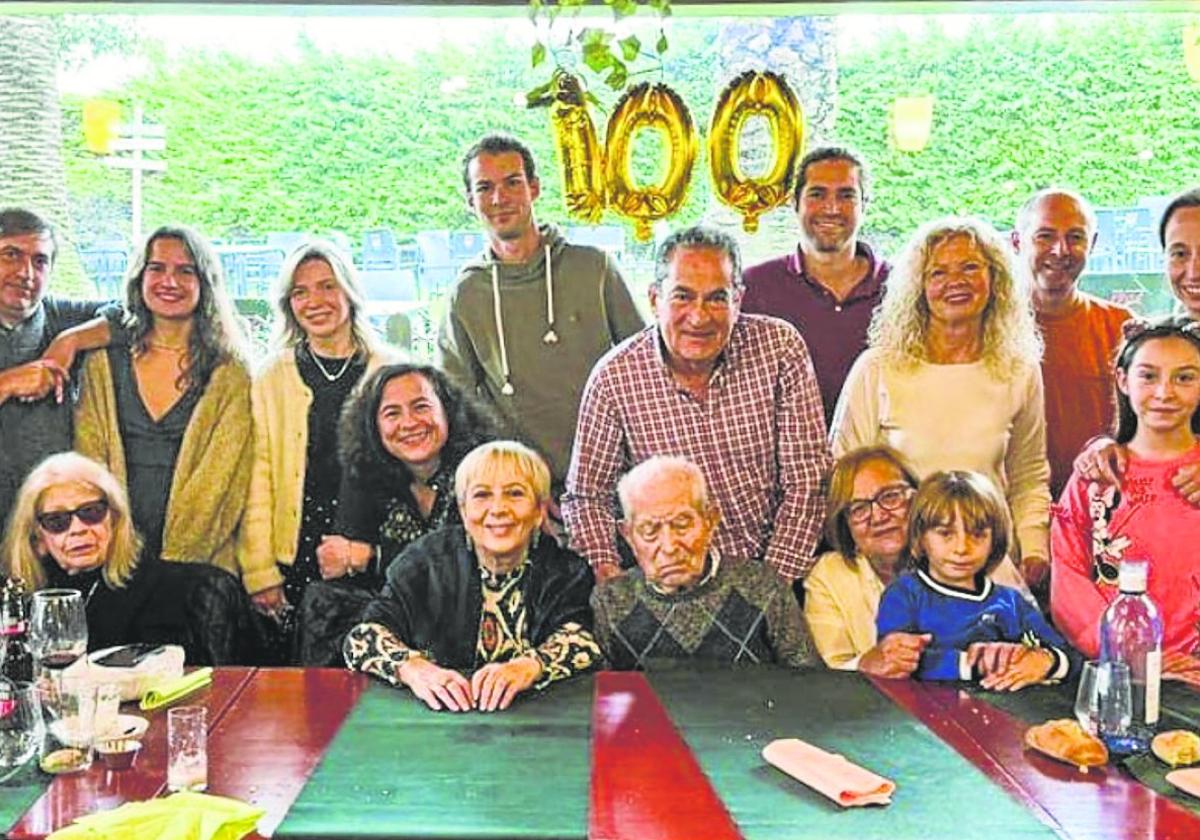 Paulino Villota Zapatero, en el centro de la imagen, celebrando el día de su centenario rodeado de su familia.