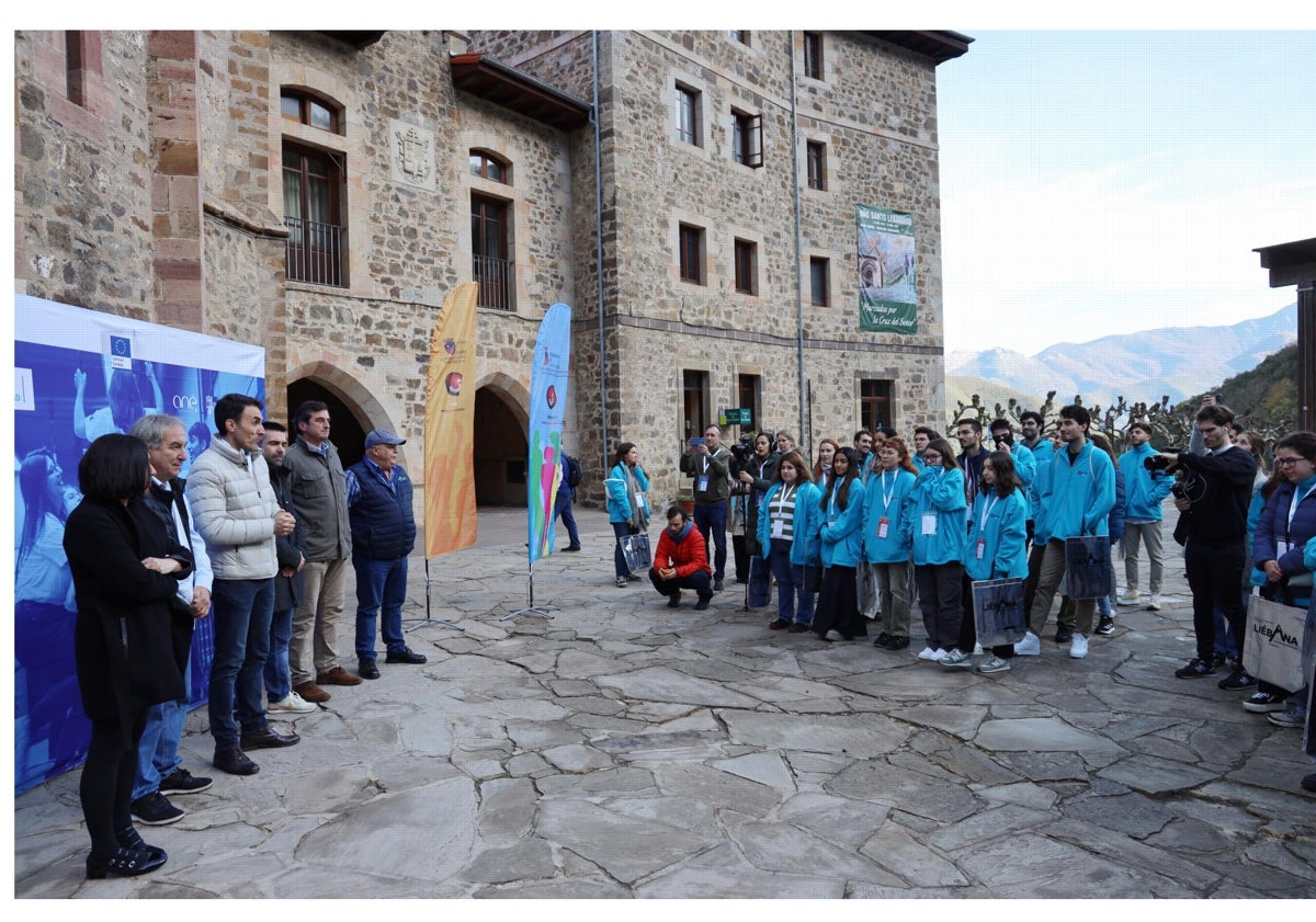 Imagen principal - Tres momentos de la visita de los voluntarios al monasterio de Santo Toribio