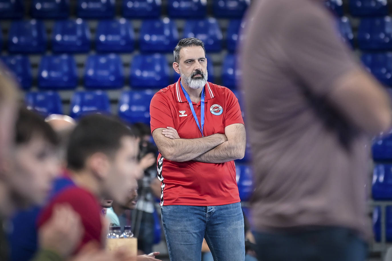 Garabaya observa el desarrollo del partido entre los suyos y el Barça.