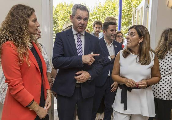 Quiñones, Buruaga y Casares, durante un encuentro este verano en la UIMP con el ministro de Sanidad, José Manuel Miñones.