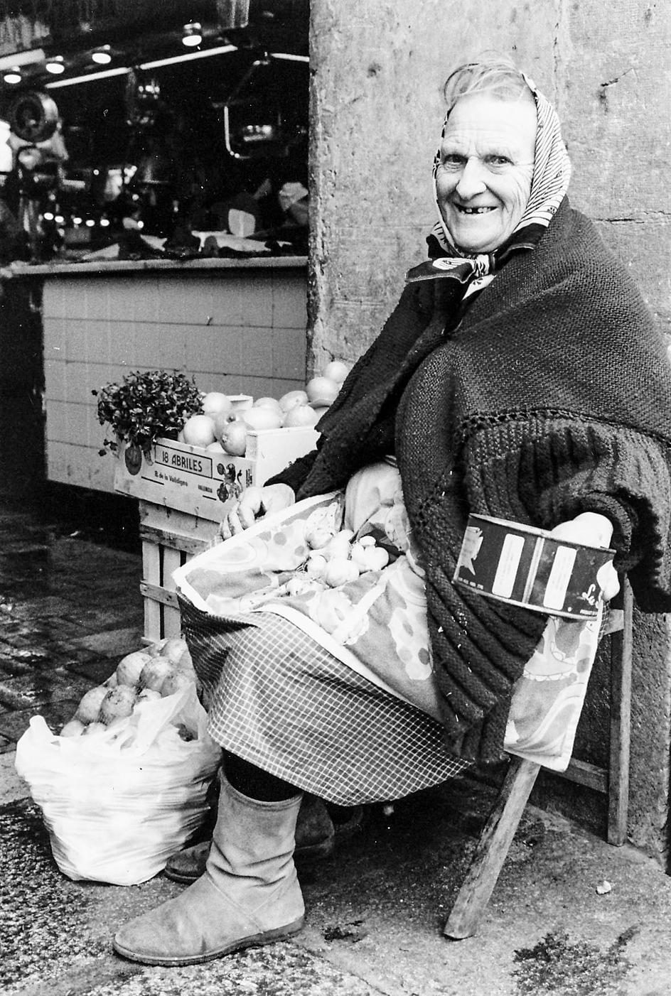 Rosa, a la entrada de La Esperanza, vendiendo ajos y limones.