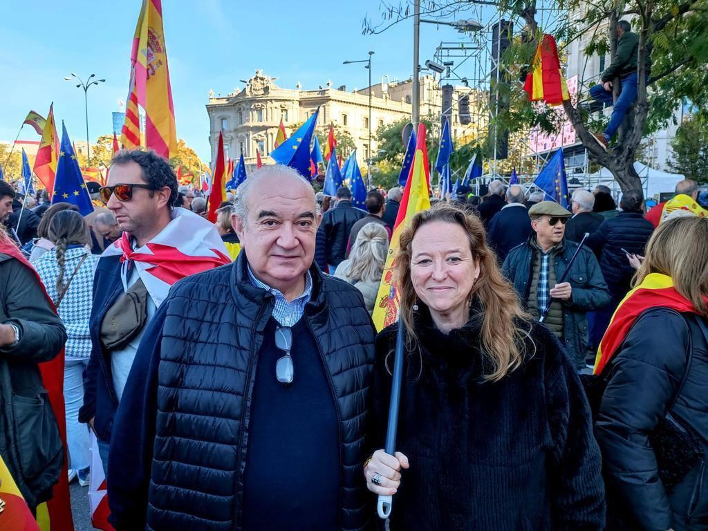 Emilio del Valle, líder de Vox en Cantabria, diputado nacional y concejal del partido en el Ayuntamiento de Santander, junto a Leticia Díaz, portavoz parlamentaria de Vox en Cantabria durante la manifestación. 