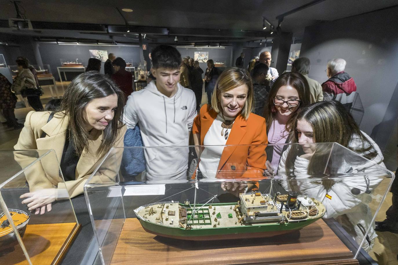 La exposición también cuenta con un espacio dedicado a las herramientas que constituyen el ajuar del homenajeado.