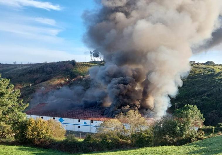 El incendio ha provocado una gran columna de humo.