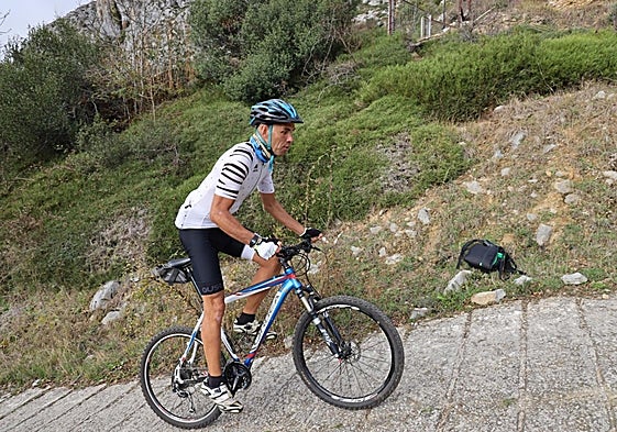 Borja Ortiz en pleno esfuerzo en una de las rampas de subida al collado Pelea.