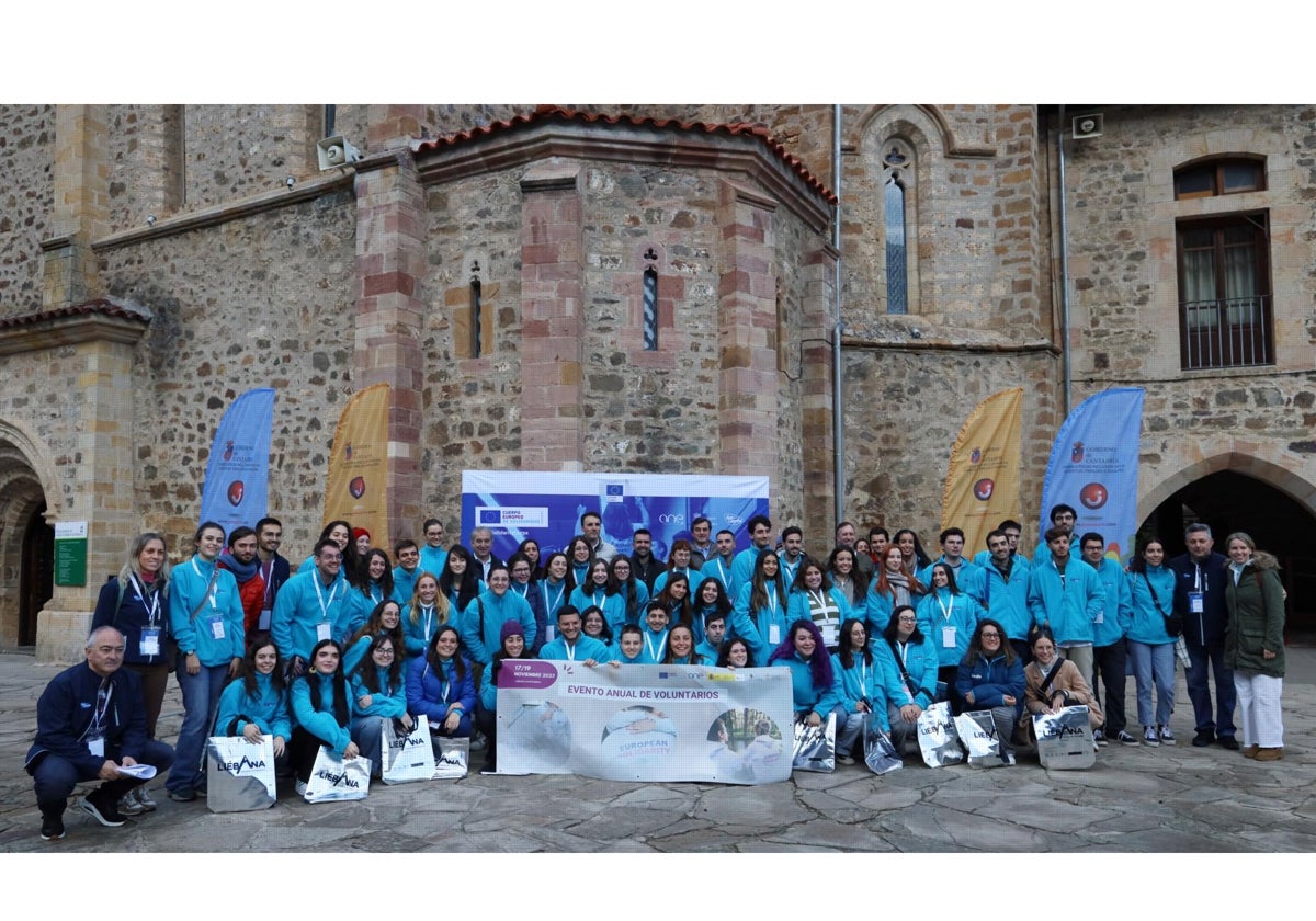 Autoridades y voluntarios en la explanada del monasterio de Santo Toribio