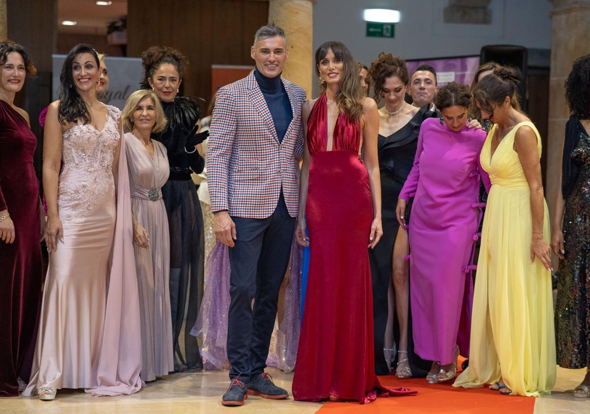 Imagen principal - Agustín de Lozar, junto a Sara Sánchez, ganadora en categoría femenina; con sus compañeros del certamen, y recibiendo uno de los premios de manos de Lourdes Iglesias, directora de la agencia de modelos Rassim´s.