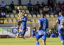 Héctor Alonso despeja un balón.