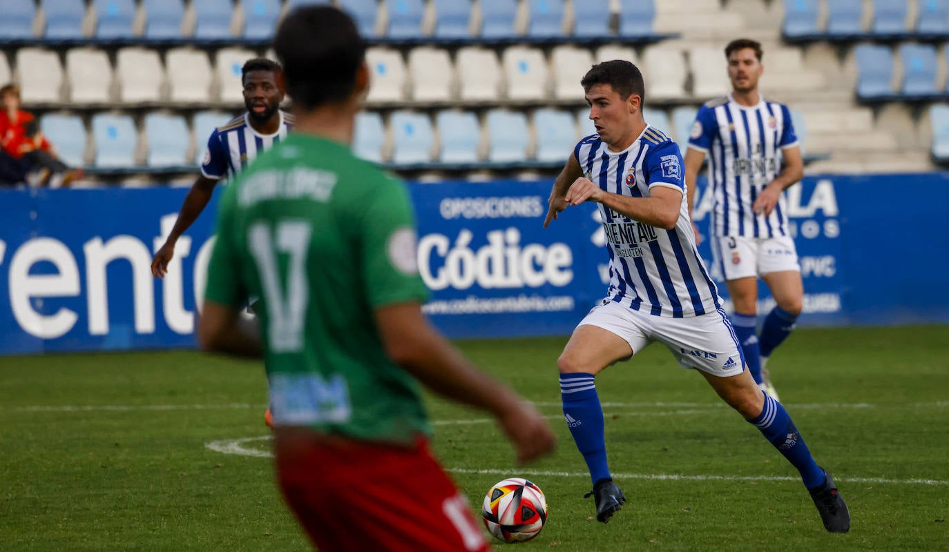 Alberto Gómez conduce el balón.