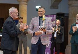 Agustín de Lozar recibe el premio de manos de Alfonso Pérez.