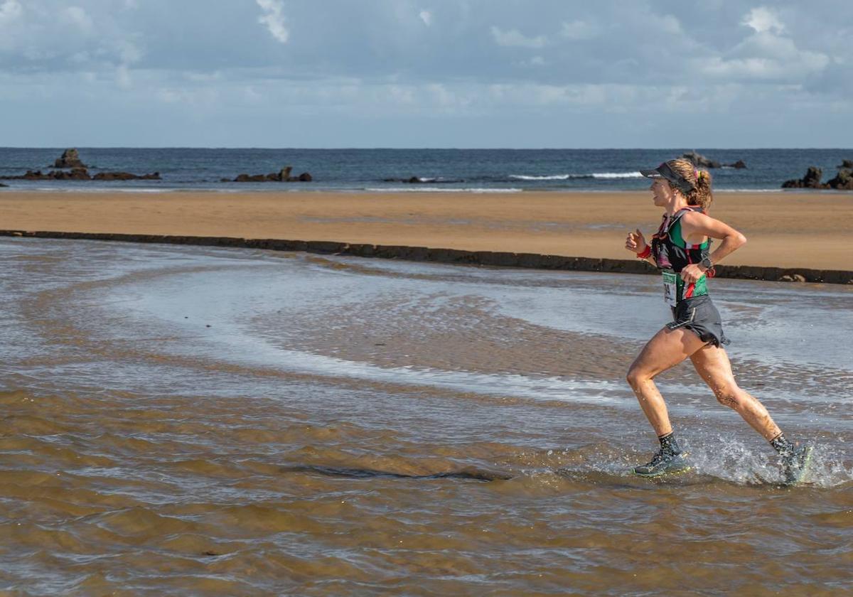 Parte del recorrido del Brusco Trail es por las playas de Noja.