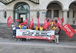 Concentración en septiembre de la plantilla de limpieza de Correos en Cantabria.