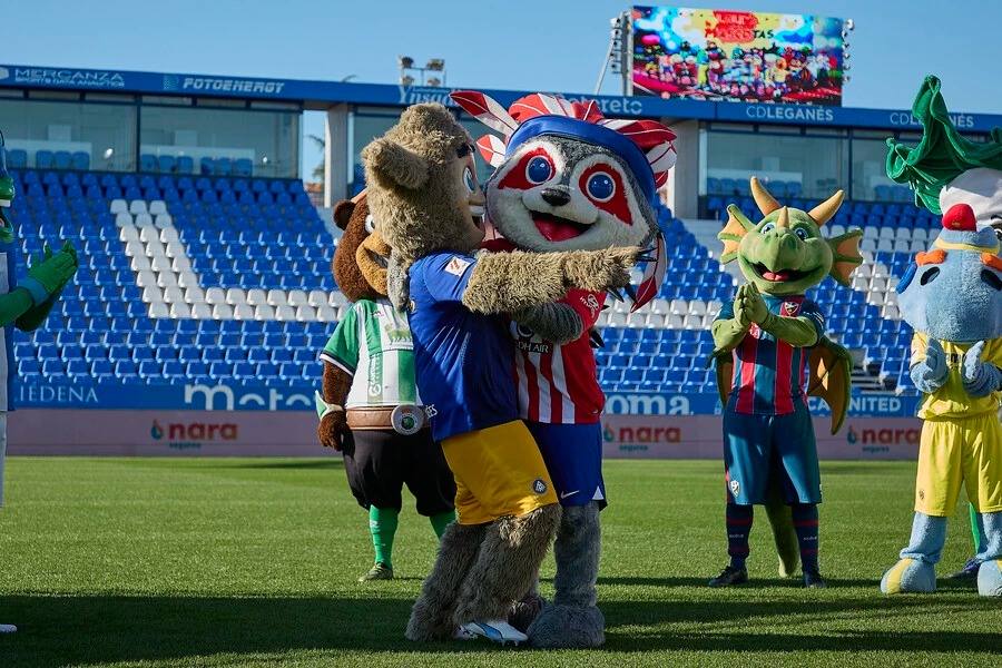 Todas ellas fueron presentadas una a una, saltando al césped con las banderas de sus respectivos clubes. En la imagen, Tamarro, del Andorra, abrazando a Indi, del Atlético de Madrid.