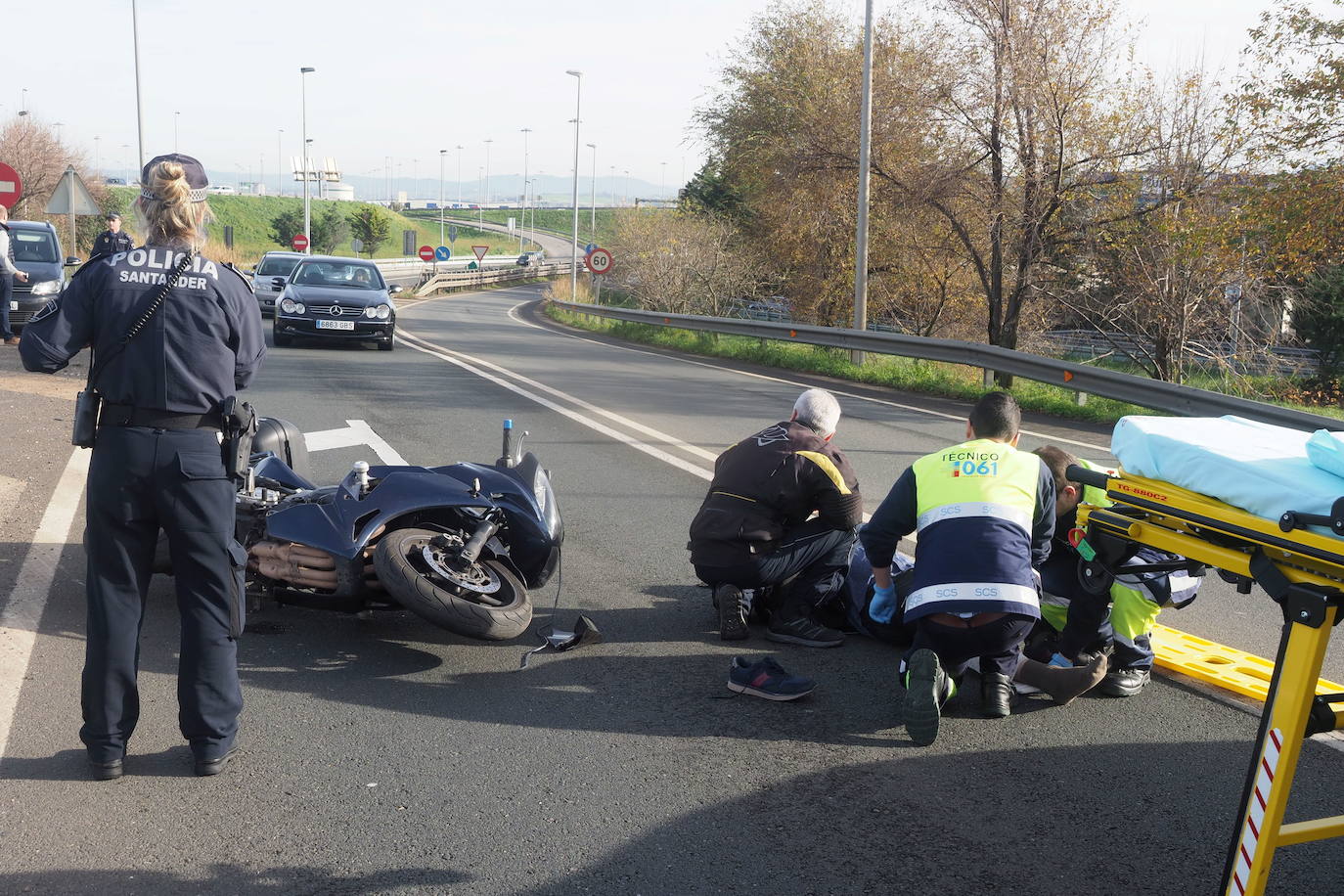 Agentes de la Policía Local y del 061 intervienen en un accidente de moto en la S-10.