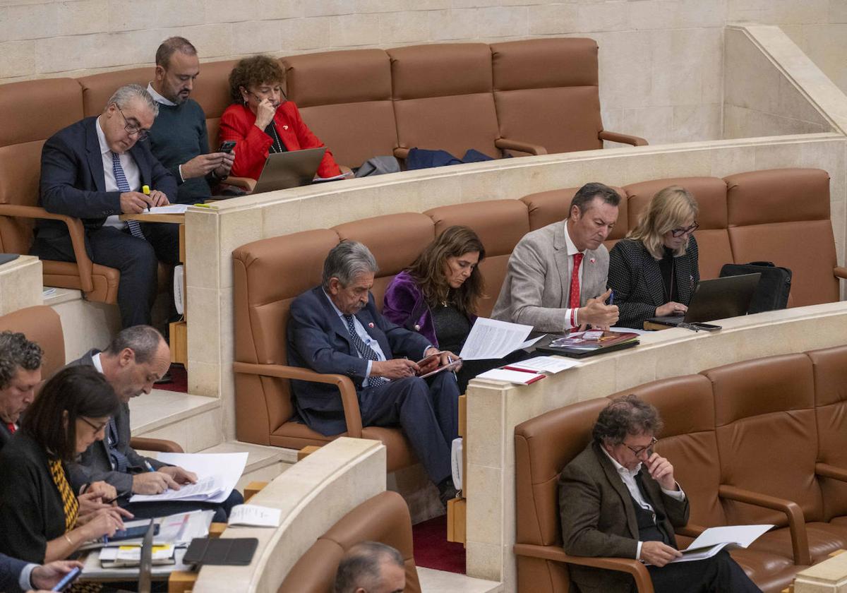 Paula Fernández-Viaña, junto al expresidente Revilla, se interesó por las bebidas energéticas.