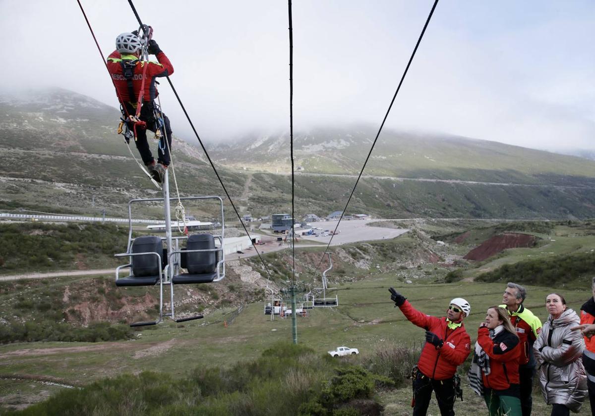 Simulacro de un rescate de 80 personas atrapadas en un telesilla de Alto Campoo