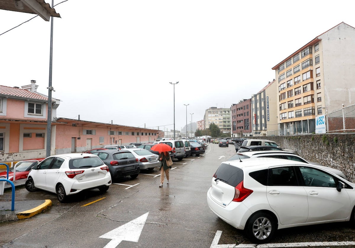 Un usuario abandona el aparcamiento de Feve, este lunes, en Torrelavega.