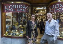 Lourdes Güezmes y Javier Güezmes posan junto a su perfumería, en la calle San Franscisco, que cierra sus puertas.