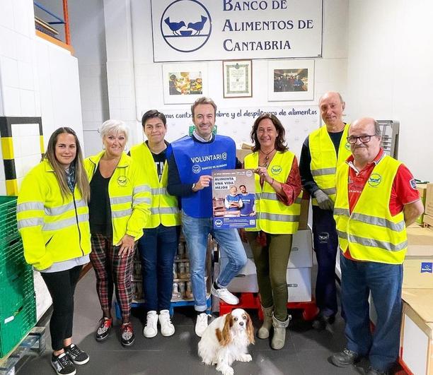 El comunicador Jesús Mazon y la presidenta del Banco de Alimentos en Cantabria, Gema Díaz Domínguez, flanqueados por los voluntarios María Calvo, Mar Cantero, Adrián Castillo, Roberto Mier y José Antonio Fernández. Abajo, Rita, la cavalier de Mazón.