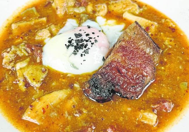 Guisos de callos, patas y morros con papada ibérica y huevo poché.