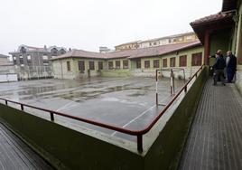 Pista deportiva del colegio público Menéndez Pelayo vista desde uno de los dos edificios del centro educativo.