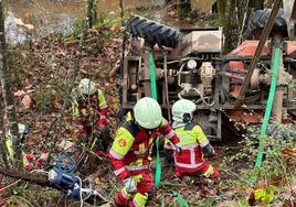 Los servicios de emergencias acceden al camión volcado