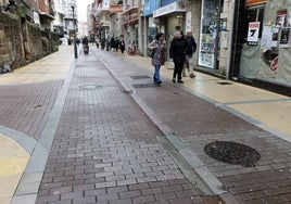 Vecinos caminan por la calle Mártires, este martes, en Torrelavega.