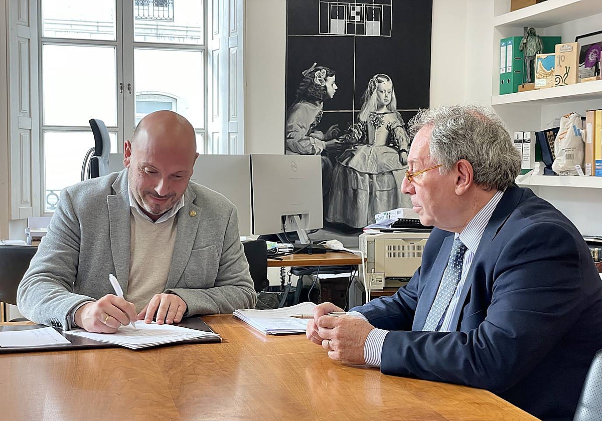 El alcalde de la villa de Laredo, Miguel González, junto al nuevo secretario del Ayuntamiento, Pedro María de Engaña Barrenchea.