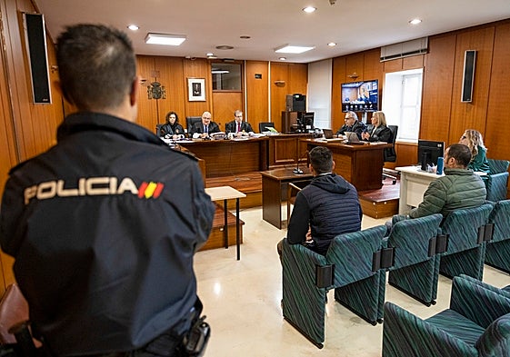 Los dos condenados momentos antes de reconocer los hechos ante la Audiencia.