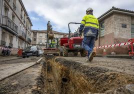 Varios operarios trabajando, este miércoles, en las obras del Barrio Obrero del Rey.