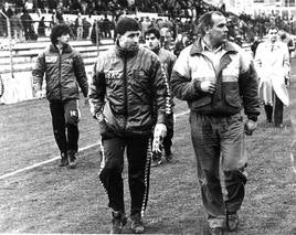 Santi Gutiérrez Calle, en su etapa como segundo entrenador, camino de los vestuarios de los antiguos Campos de Sport junto a Pedro Alba