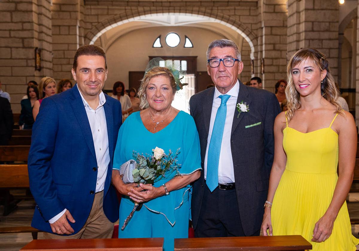 María Natividad Ruiz Y Alfonso Herrera, flanqueados por sus hijos, Alfonso y Laura, que fueron los padrinos de sus bodas de oro.