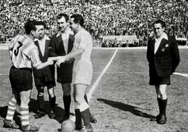 Felipe (izquierda) saluda al capitán del Real Madrid, Miguel Muñoz.