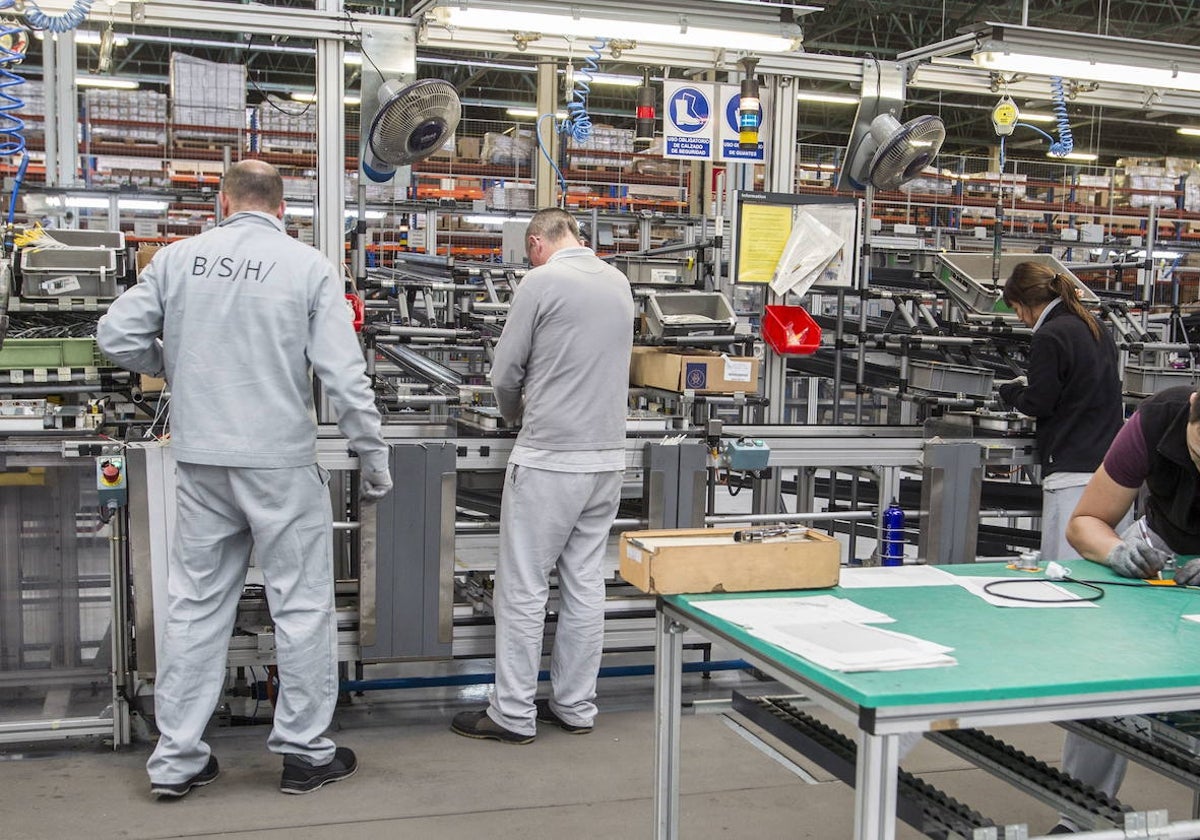 Trabajadores de la fábrica de BSH en Santander, en una imagen de archivo.