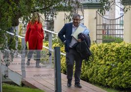 Javier Bedia, a su salida de las oficinas de la Asociación de Hostelería. Detrás, la nueva presidenta, María Ángeles Pérez.